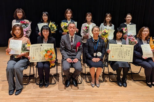 ・北海道庁　植村健康安全局長、　酒井副会長と北海道社会貢献賞、北海道栄養士会会長表彰の皆さんです。